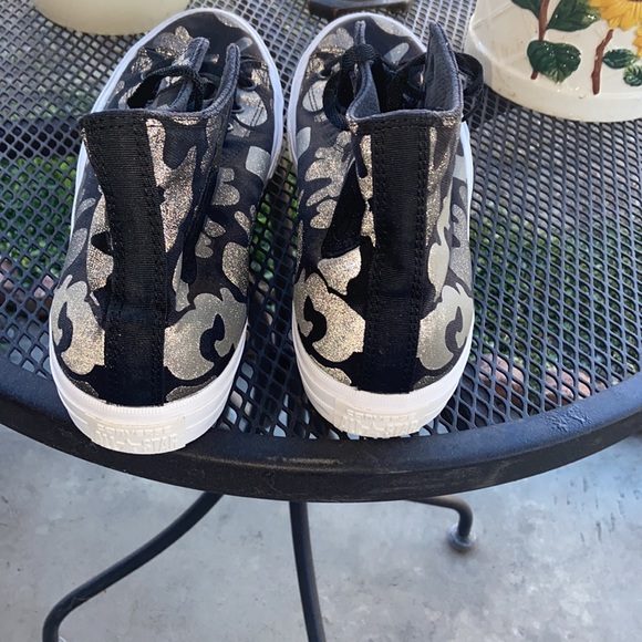 USED CONVERSE HIGH TOP 🔝 TENNIS SHOES 👟 BLACK AND TWO TONE GRAY - Picture 3 of 3